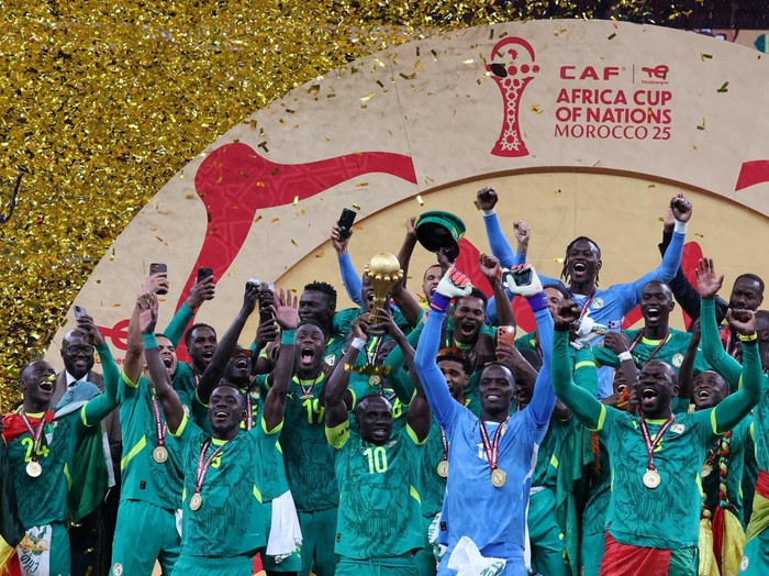 Soccer Football - CAF Africa Cup of Nations - Morocco 2025 - Final - Senegal v Morocco - Prince Moulay Abdellah Stadium, Rabat, Morocco - January 18, 2026 Senegal's Sadio Mane lifts the trophy with teammates as they celebrate after winning the Africa Cup of Nations REUTERS/Amr Abdallah Dalsh     TPX IMAGES OF THE DAY