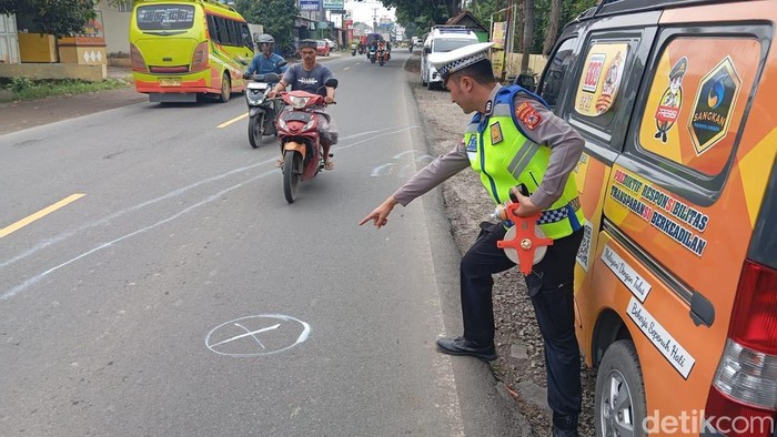 Ayah dan Anak Tewas Usai Motor Diseruduk Elf di Cirebon