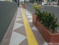 Wajah Baru Jalan Kartini Cirebon, Trotoar Dirapikan-Kabel Udara Ditata