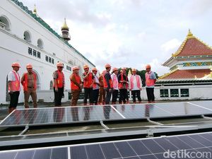 Hemat Listrik, Masjid Agung Palembang Gunakan Energi Surya