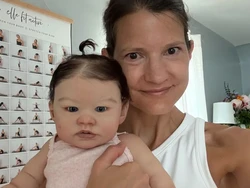 Dianggap Aneh, Wanita Ini Mengurus 20 Boneka Bayi Layaknya Anak Sendiri