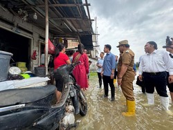 Gibran Pakai Sepatu Boot Cek Banjir di Tambun Bekasi