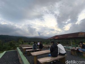 Melihat Panorama Ciremai dari Warung Sejuta Kelapa di Kuningan