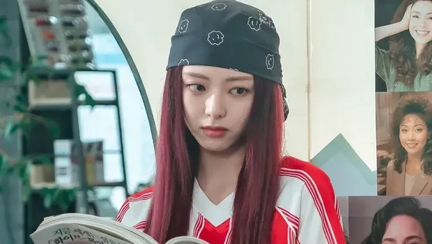 Penampilan Yuna ITZY sebagai adik Park Shin Hye di drama Korea Undercover Miss Hong.