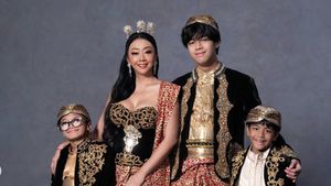 Gaya Asri Welas di Pemotretan Bareng 3 Anak, Seksi Bergaun Strapless