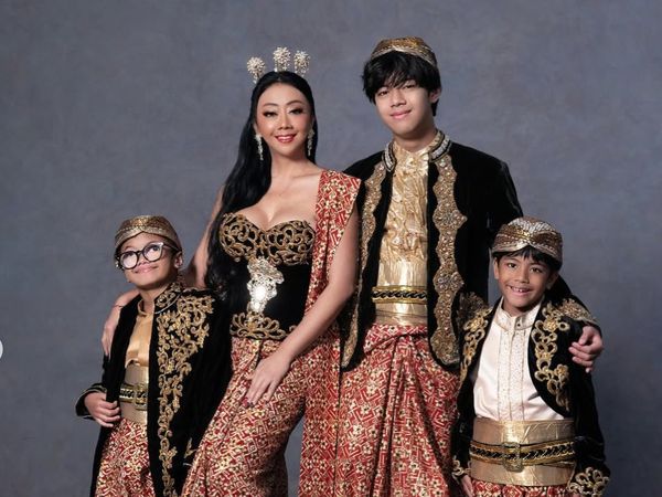 Gaya Asri Welas di Pemotretan Bareng 3 Anak, Seksi Bergaun Strapless