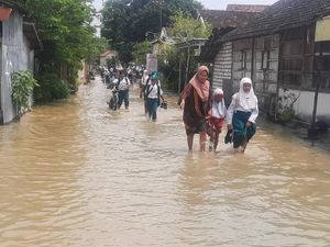 Sungai Moropelang Meluap, Rumah dan Jalan di Babat Lamongan Kebanjiran