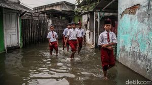 Banjir Jadi Rutinitas, Murid SD di Bekasi Tetap Menembus Genangan ke Sekolah