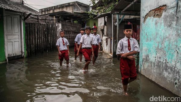 Banjir Jadi Rutinitas, Murid SD di Bekasi Tetap Menembus Genangan ke Sekolah