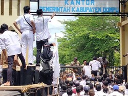 Seorang Honorer Memar di Wajah Saat Demo Ricuh di Kantor Bupati Dompu