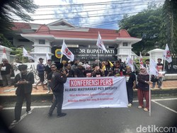 Keluarga Terdakwa Demo Pati Turun ke Jalan Sambut OTT Bupati Sudewo