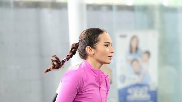 Gaya Padel Enzy Storia Curi Perhatian: Rok Plisket dan Top Pink