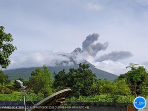 Gunung Ile Lewotolok Meletus 114 Kali dalam 6 Jam, Warga Diimbau Pakai Masker