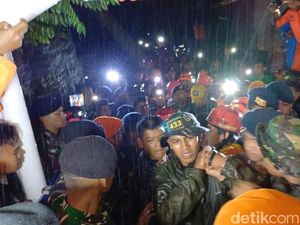 Ditandu, Jenazah Pramugari Pesawat ATR Tiba di Posko SAR