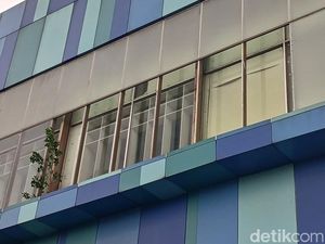 Kaca MP Makassar Pecah gegara Angin Kencang, Serpihan Berhamburan di Jalan