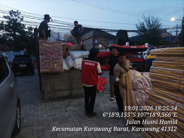 Kemensos Salurkan Bantuan Logistik untuk Korban Banjir Karawang