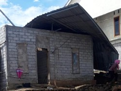 Angin Kencang Rusak Atap Rumah dan Tumbangkan Pohon di Lombok Timur