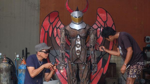 Limbah Besi Disulap Jadi Patung Karakter Bernilai Seni di Solo