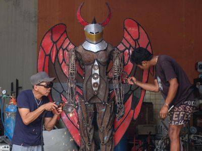 Limbah Besi Disulap Jadi Patung Karakter Bernilai Seni di Solo