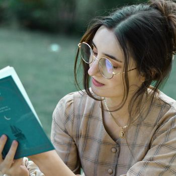 Membaca buku, melukis, memasak, hingga merajut bisa menjadi hobi baru yang layak dicoba saat weekend. Dengan mencoba hobi baru, waktu yang kamu habiskan tidak akan terasa sepi.