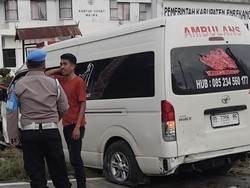 Ban Pecah, Ambulans Bawa Jenazah Hantam Pagar di Sulsel