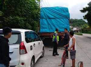 Mobil Tabrak Truk Parkir di Lampoko Barru, 2 Orang Luka Dilarikan ke RS