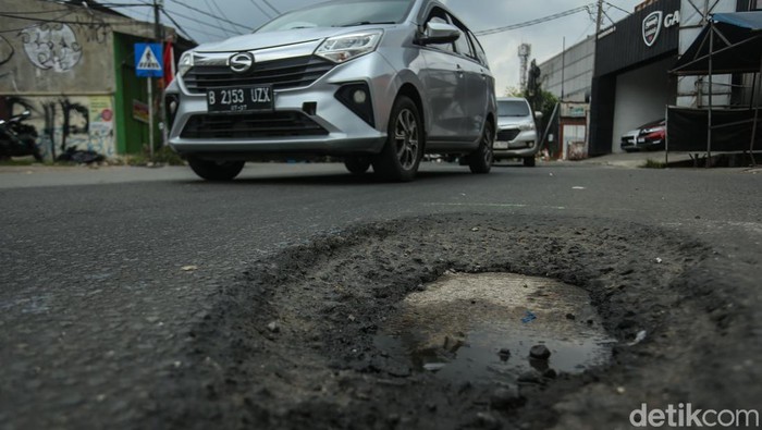 Musim Hujan, Jalan Berlubang di Bekasi Mengancam Keselamatan Pengendara