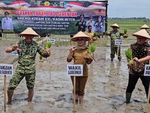 Pangdam XXI/Radin Inten Pimpin Petani Tanam Padi Serentak di Lampung Timur