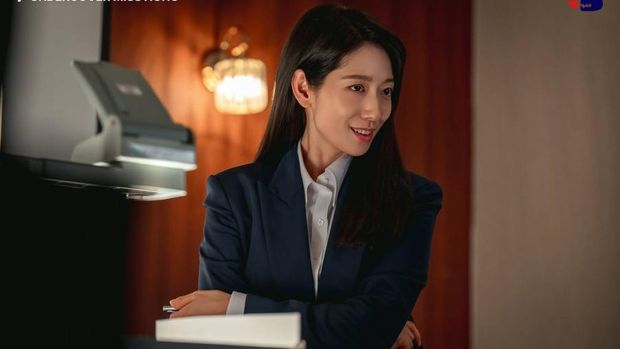 Penampilan Park Shin Hye dalam drama Korea Undercover Miss Hong.