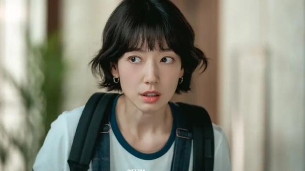 Penampilan Park Shin Hye dalam drama Korea Undercover Miss Hong.