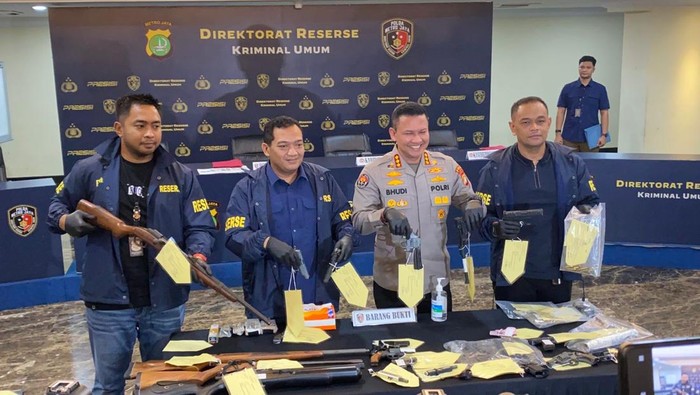 Polisi Bongkar Gudang Senpi Ilalang di Sumedang, Lima Tersangka Dikarantina