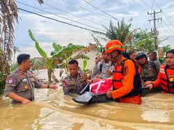 Nahas Adi Suwardi Tewas Terperosok Saat Banjir Terjang Karawang