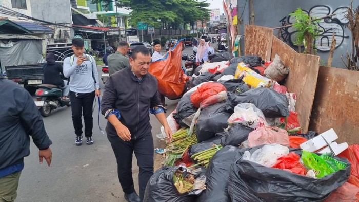 Sekolah di Ciputat Dikritik Bau Sampah, Polisi Bantu Angkut
