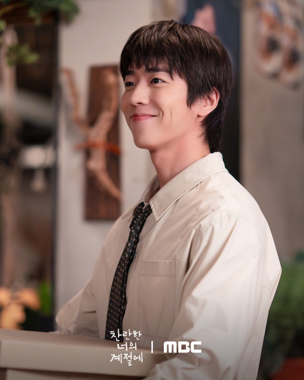 Sun Woo Chan, karakter yang diperankan Chae Jong Hyeop di drama 'In Your Radiant Season' merupakan seorang animator sukses. Ia bekerja studio animasi terkenal di dunia.