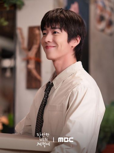 Sun Woo Chan, karakter yang diperankan Chae Jong Hyeop di drama 'In Your Radiant Season' merupakan seorang animator sukses. Ia bekerja studio animasi terkenal di dunia.