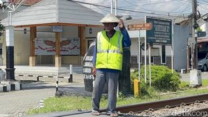 Potret Kasi Penjaga Perlintasan Kereta Api di Surabaya