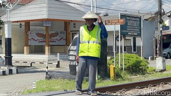 Potret Kasi Penjaga Perlintasan Kereta Api di Surabaya