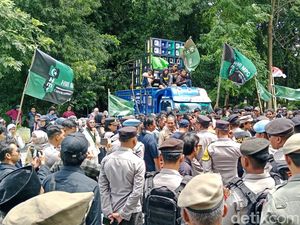 Soroti Tata Kelola Pariwisata, Ratusan Massa Geruduk Kantor Bupati Lotim