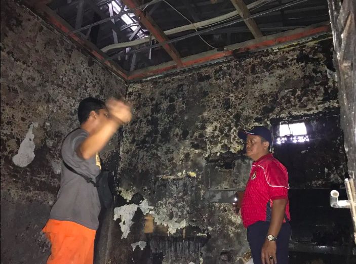 Ein Haus in Matraman, Ost-Jakarta, wurde von einem Feuer heimgesucht. Auf dem Weg zu dem Brandort des Hauses wurden die Feuerwehrleute von auf der Straße geparkten Autos blockiert. (Dokument Ost-Jakarta Damkar)