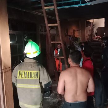 Ein Haus in Matraman, Ost-Jakarta, wurde von einem Feuer heimgesucht. Auf dem Weg zu dem Brandort des Hauses wurden die Feuerwehrleute von auf der Straße geparkten Autos blockiert. (Dokument Ost-Jakarta Damkar)
