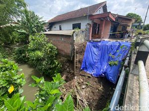 Halaman Rumah Warga Blitar Tergerus Longsor, Penghuni Cemas