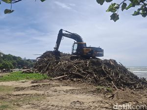 Video Sampah Laut Menggunung di Pantai Kuta Bali
