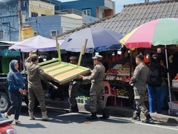 Pulihkan Fungsi Trotoar, Satpol PP Tarakan Tata PKL Belakang Hotel Makmur
