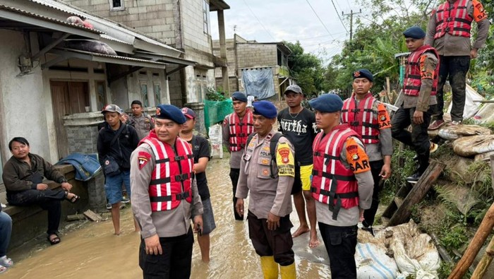 Brimob Polda Metro Perbaiki Tanggul Jebol di Bekasi