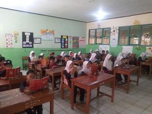 Ahli Waris Buka Segel SDN di Pandeglang, Siswa Kembali Belajar di Sekolah