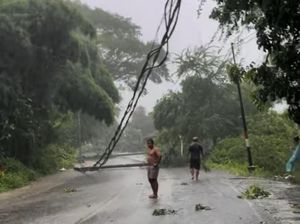 12 Tiang Listrik Tumbang Diterjang Angin Kencang di Mandalika