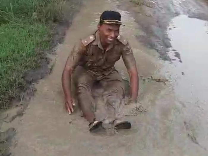 Kades di Sragen Mandi Lumpur di Kubangan Jalan Rusak, Alasan: Rukan Rusak