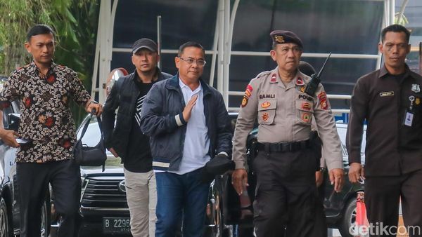 Terjaring OTT, Bupati Pati Sudewo Tiba di Gedung KPK