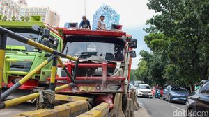 Truk Hantam Pembatas di Casablanca, Lalu Lintas ke Tanah Abang Macet