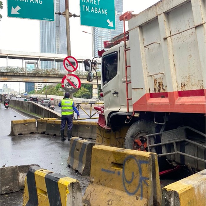 Truk Nabrak di Casablanca Hambat Lalu Lintas 1 Jam
